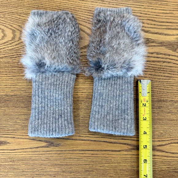NWOT- Adrienne Landau Real Fur Trim Gray Knit Fingerless Gloves - Picture 3 of 7